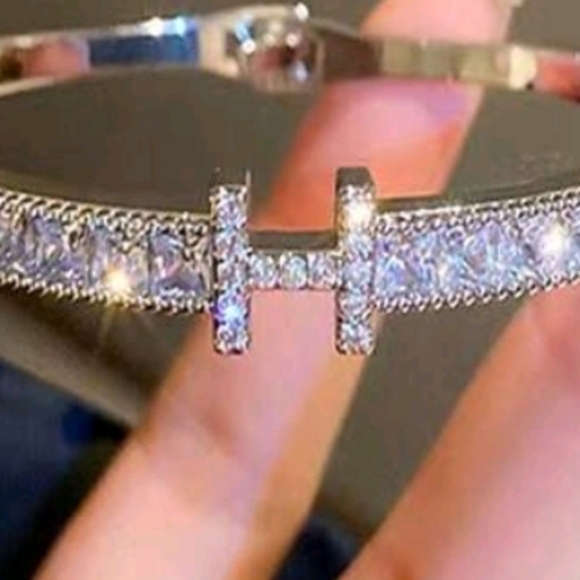 πNew Luxe Hermes Style Silver Bracelet Bangle With Rhinestone Crystals π - Picture 3 of 3